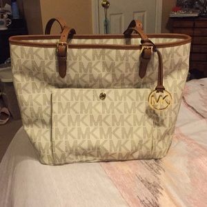 Michael Kors Jet Set Tote in Vanilla